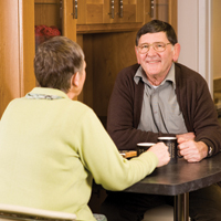 Противоестественный смех может быть ранним признаком слабоумия