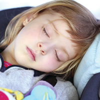 Недосыпание и скудный завтрак ребенка могут обусловить развитие избыточной массы тела